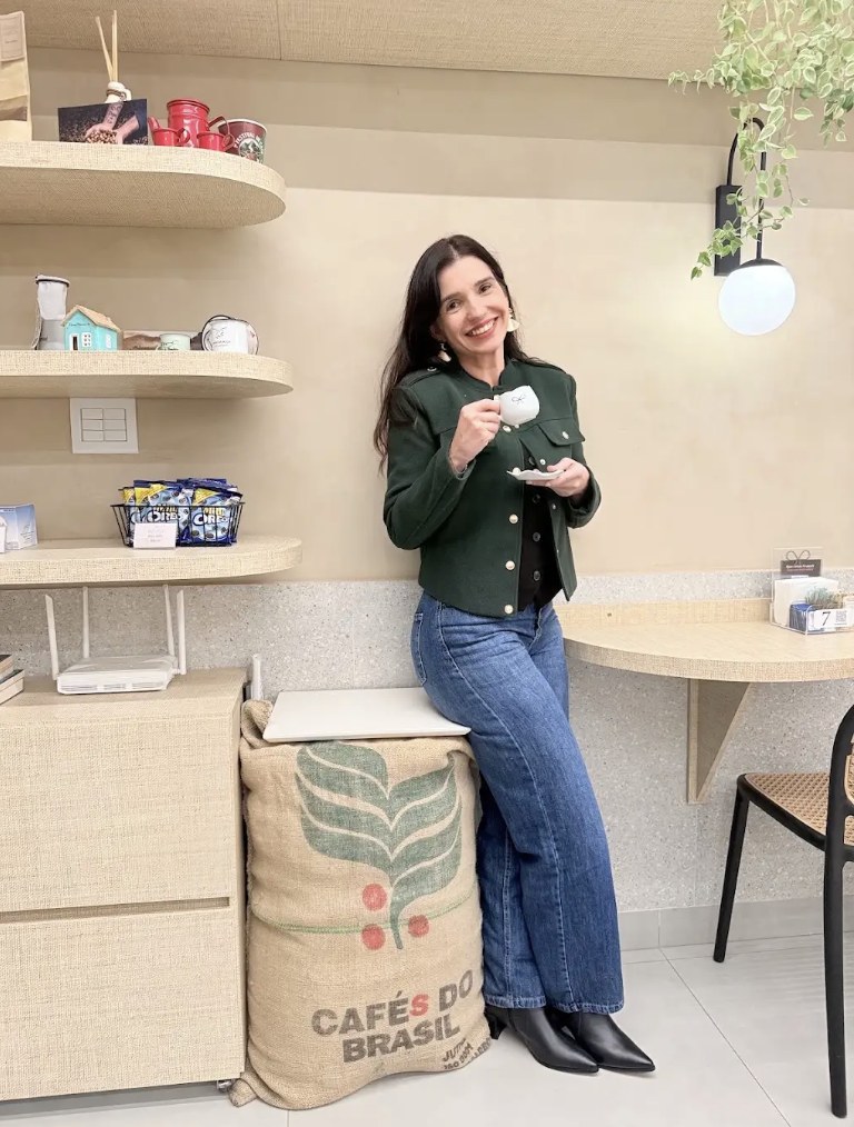 Kelly, criadora do Criador Café Especial, tomando um café